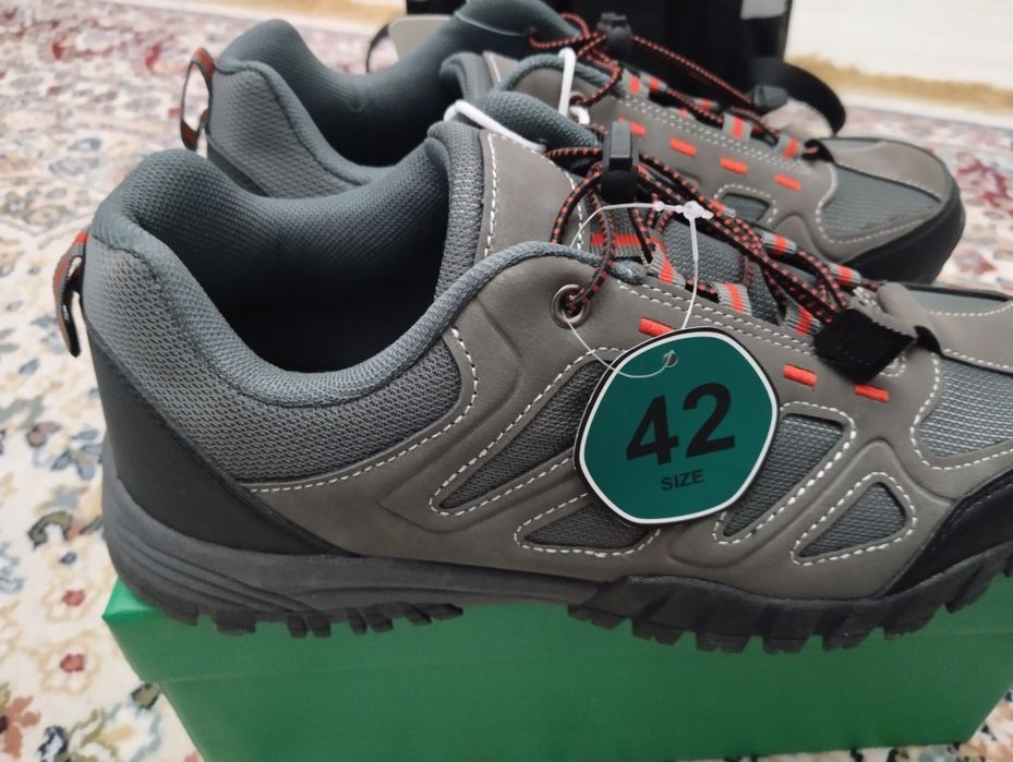 Фирменные кроссовки