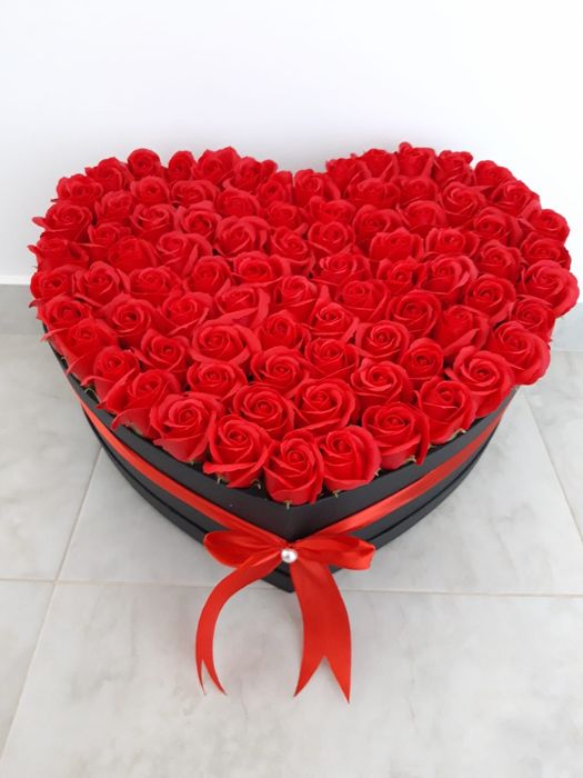 Inima cu trandafiri rosii