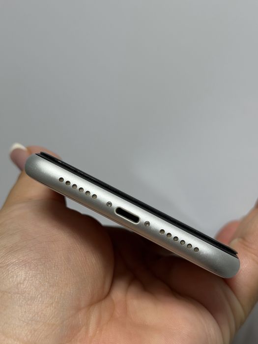 Продам iPhone XR