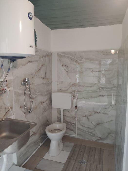 Închiriez casă cu teren (5 camere + baie + bucătărie)