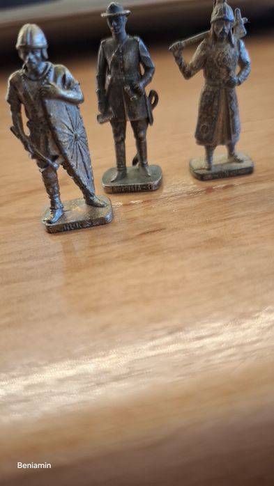 Vând lot de 4 figurine metalice originale Kinder Surprise (Ferrero)