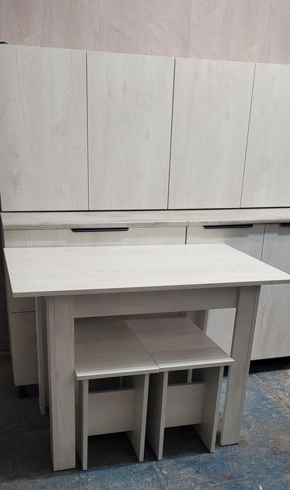 Кухонный стол и 4 табуретки