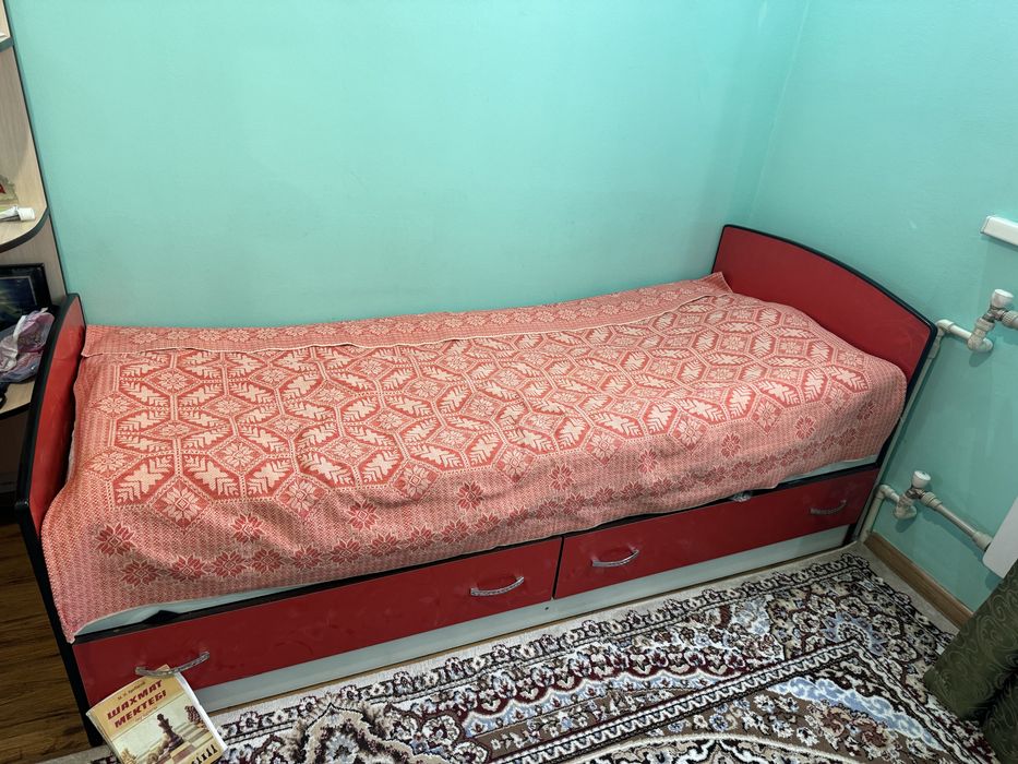 Продается кровать красного цвета для девушек