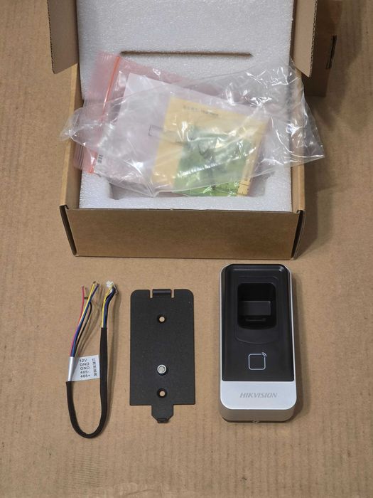 Hikvision Cititoare control acces cu amprenta DS-K1201EF, terminal de control acces stand-alone DS-K1T105E-C si post de videointerfon DS-KV8202-IM