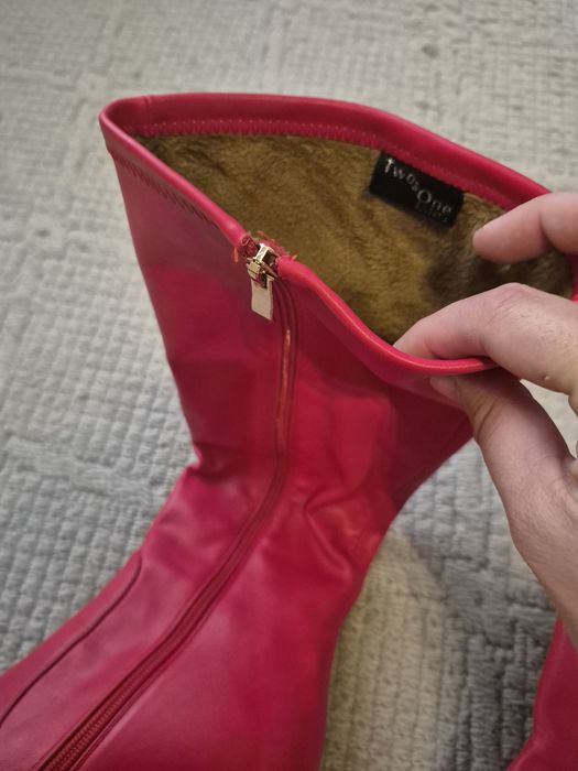 Червени кожени ботуши