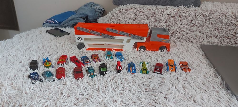 Hot Wheels автоноз и 20 колички.
