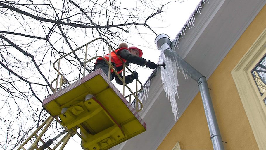 Сбиваем сосульки с крыши