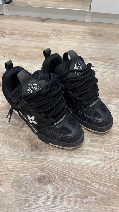 Lv skates.