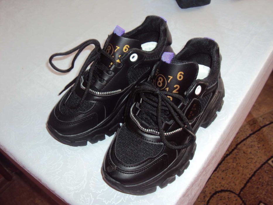 Новые кроссовки 36 размера.