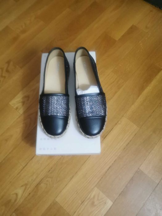 Нови дамски кожени обувки