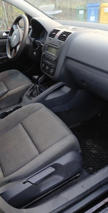 Vând golf 5 ,1.6 bezina adusa recent din germania.