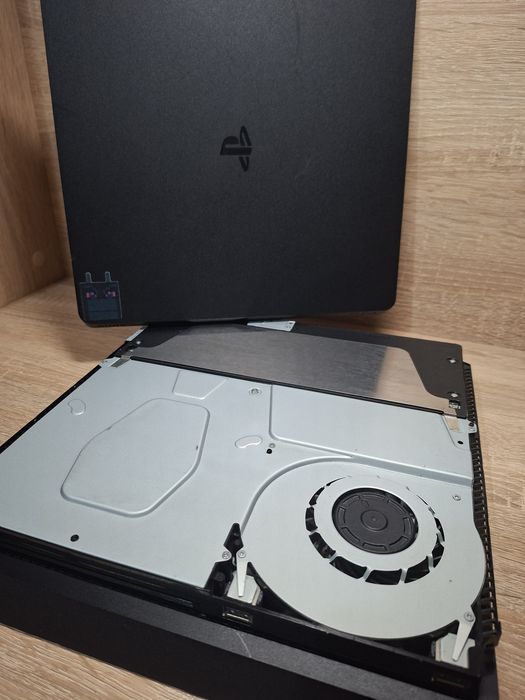 Продавам PlayStation 4 с джойстик
