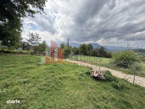 Teren intravilan 3.000 mp cu casă tradițională – Bran, sat Poarta