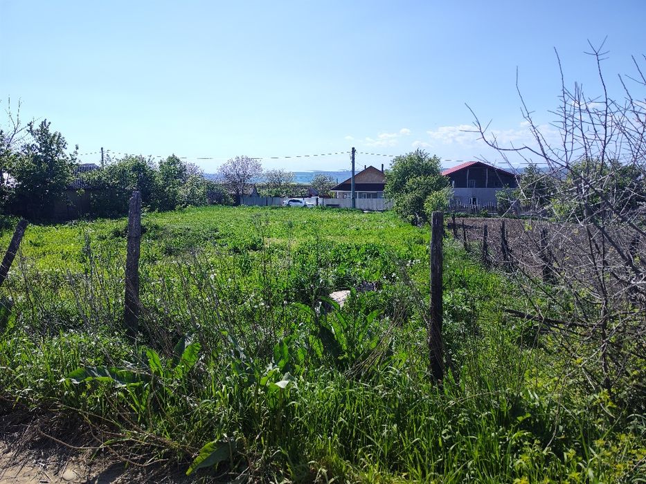Vând teren intravilan in sat Perieni