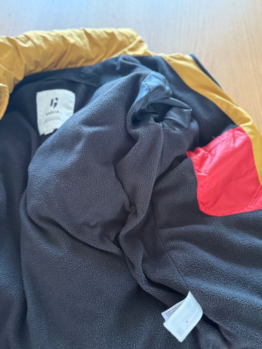 Продава зимно яке.