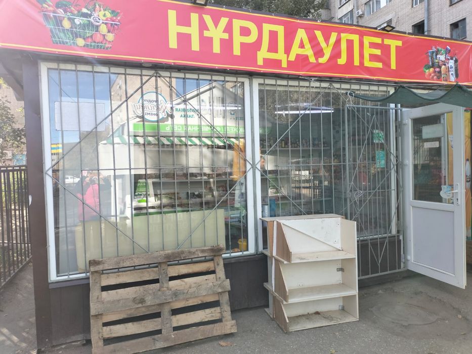 Продам контейнер со стелажами.