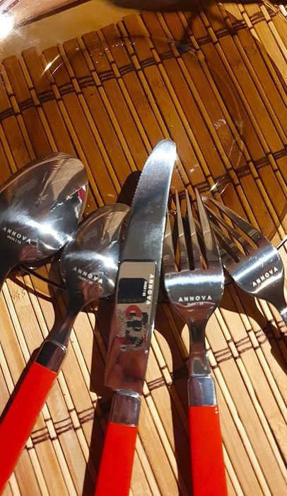Set tacamuri  inox Argintii stralucitor cu  rosu - 4 persoane