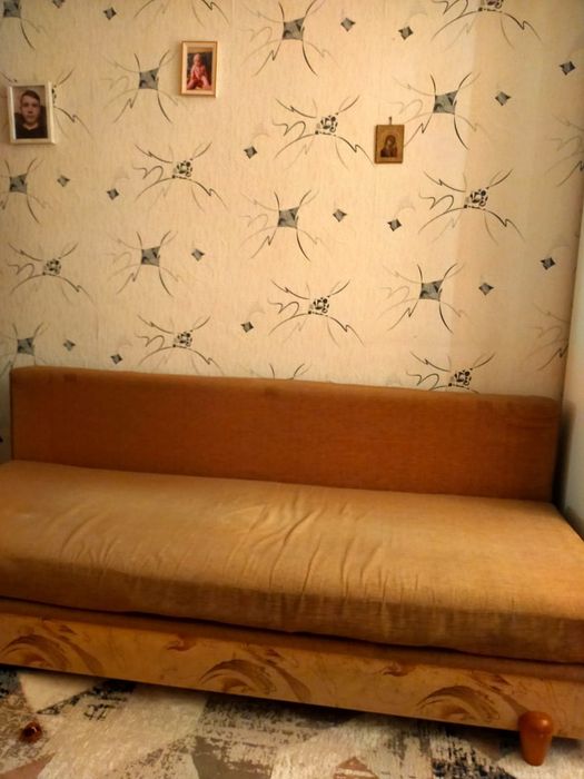 Продам тахту в нормальном состоянии. И шкаф в отличном состоянии.