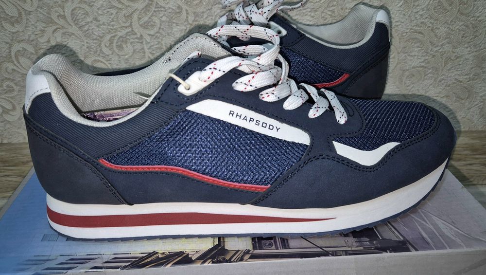 Продам новые кроссовки