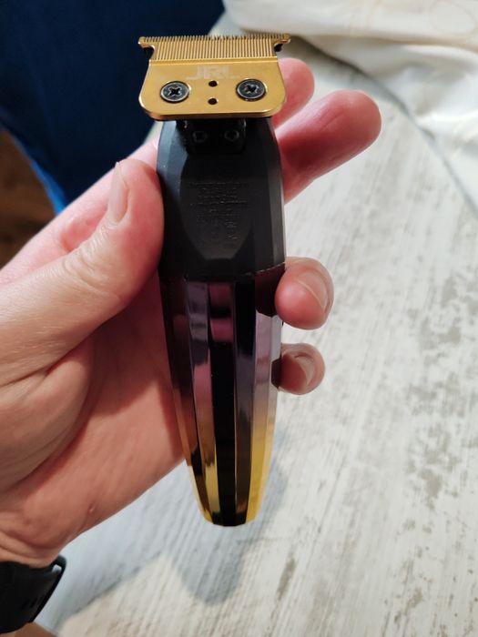Vând mașină de tuns contur JRL FreshFade 2020T Trimmer Gold cu încărcător și stand de încărcare inclus!