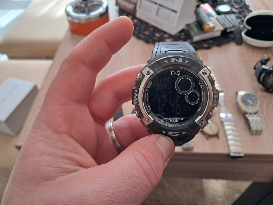 Продавам мъжки ръчен часовник Vacheron Constantin. Часовникът е със ст