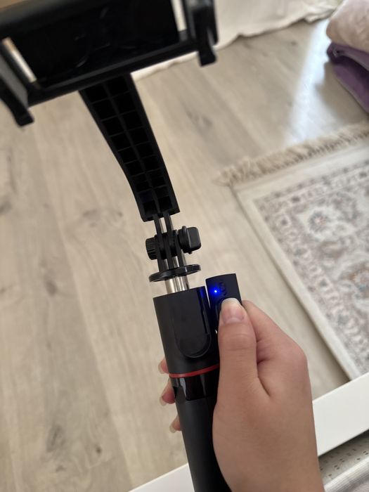 штатив для фото, подключается через Bluetooth