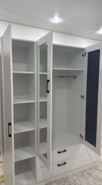 Шкаф с зеркалом продам срочно