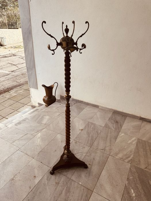 Италианска винтидж закачалка от масивно дърво и месинг