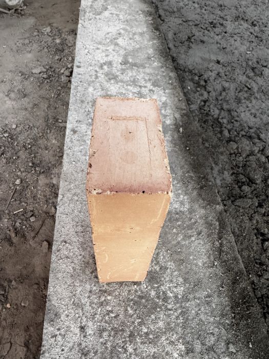 Кирпич красный жжёный. Цена: 30 тг/шт.