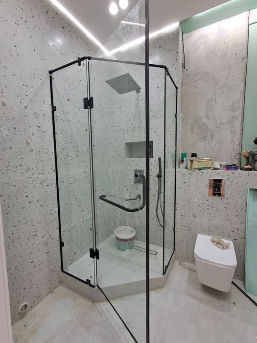 Стеклянные душевые перегородки