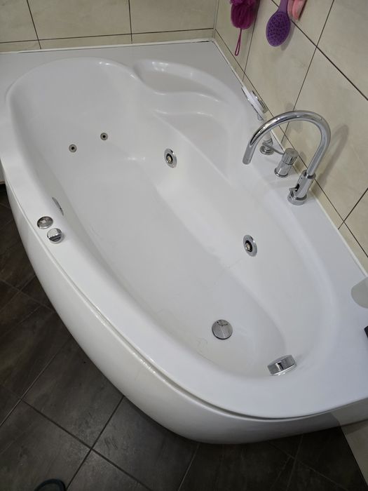 Vand cada baia cu jacuzi și robinet