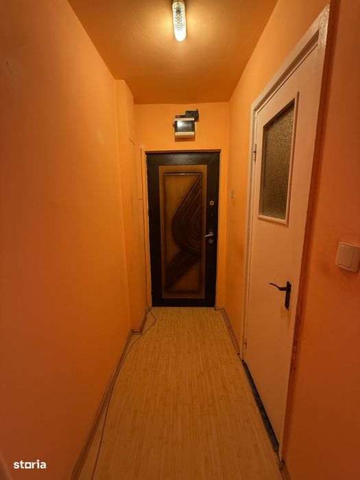 Apartament 3 camere, etaj 2, semidecomandat - Piata Doina