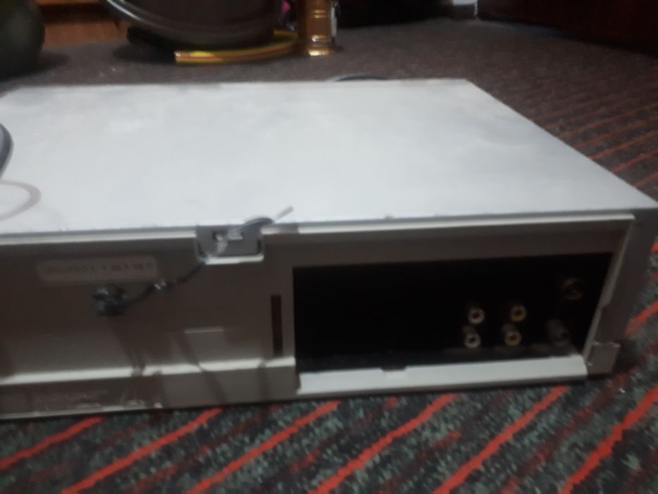 Видеомагнитофон сотилади.