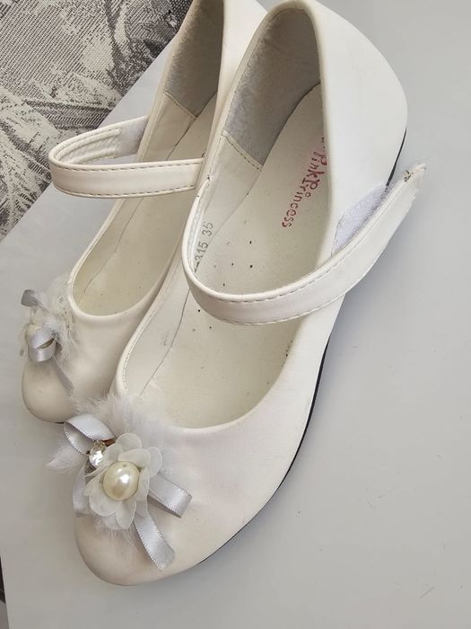 Продаются белые туфли для девочек