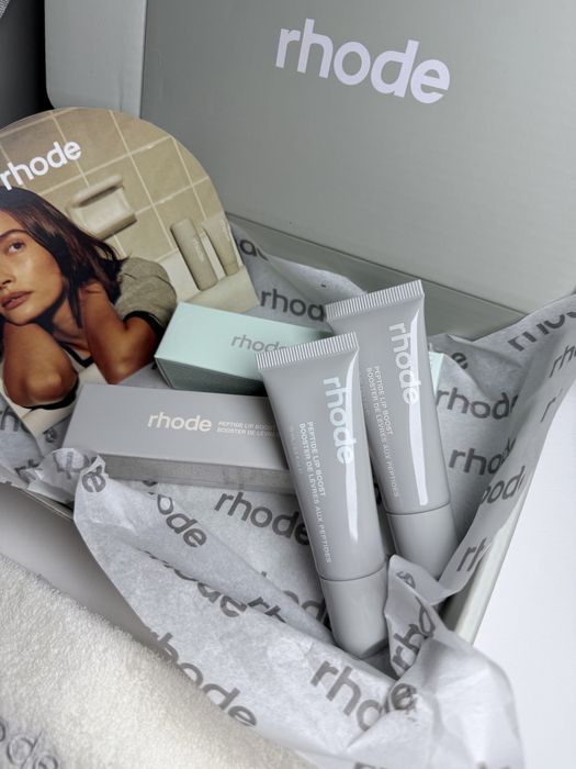 Rhode Peptide Lip Boost - оригинална пептидна маска за устни / Lip Plumper за хидратация, изглаждане и по-плътен, обемен вид, Unscented и Sugarmint