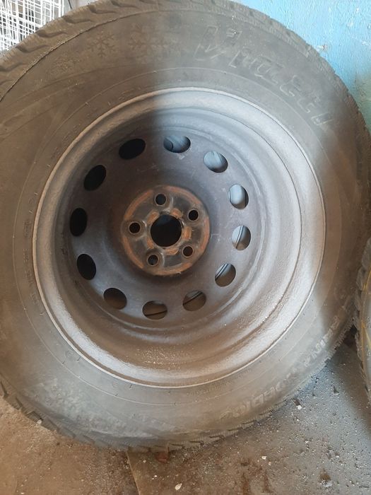 Продам комплект зимней резины с дисками