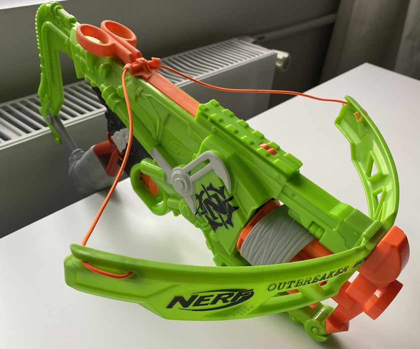 NERF Zombie Strike Outbreaker Bow + 5 cartuse