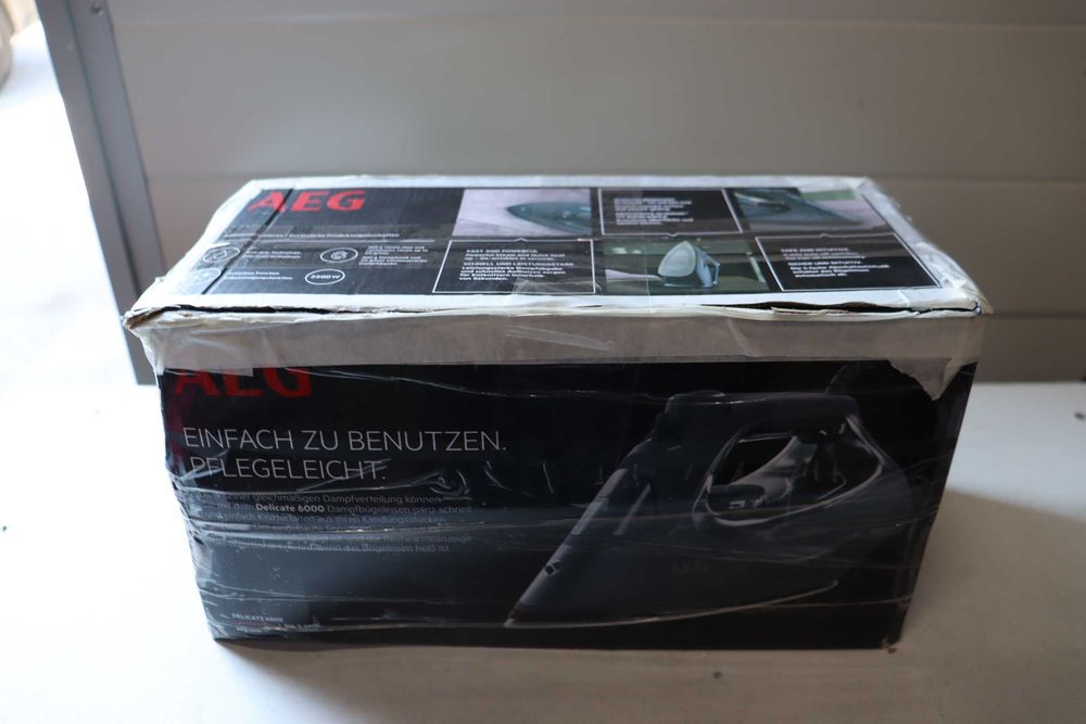 Парна ютия AEG Delicate 6000, 2500 W, 200 g парен удар, система против накип, керамична гладеща плоча, син