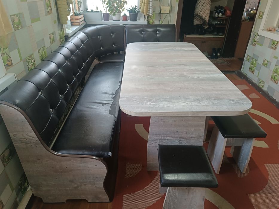 Кухонный уголок с табуретками