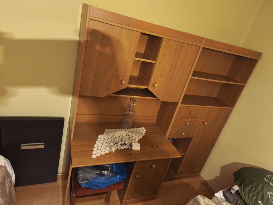 Секция от 2 части бюро + библиотека

Размер бюро 100см х 60 см височин