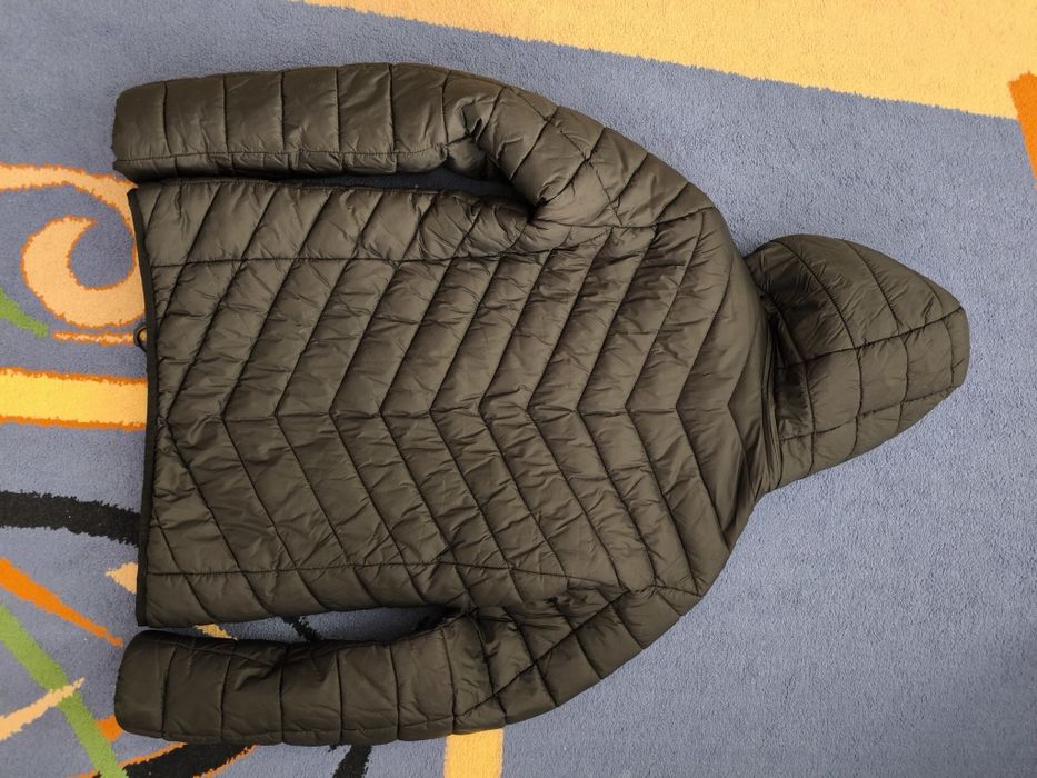 Куртка с капюшоном.