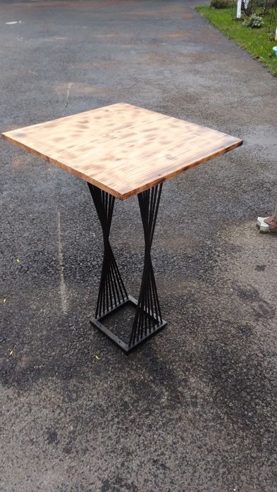 Vând masă bar din fier cu un design deosebit.