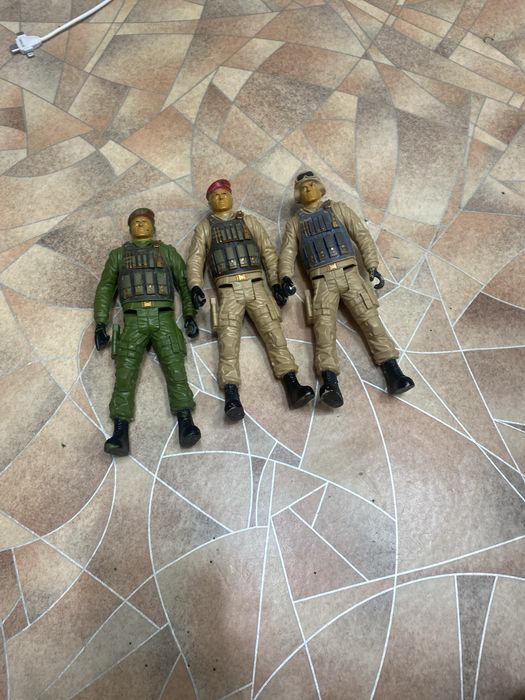 Игрушечные поастиковые солдаты