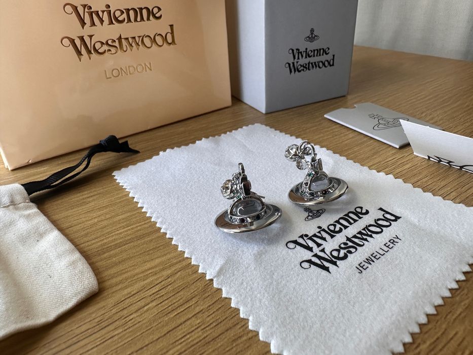 Cercei Vivienne Westwood ”world’s end orb”, bilă alba + argintiu mici