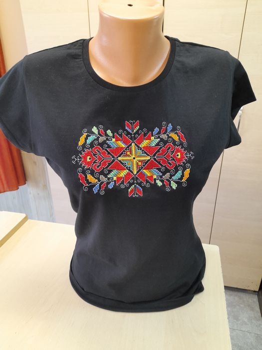 Дамска памучна тениска с БРОДИРАНА Българска шевица