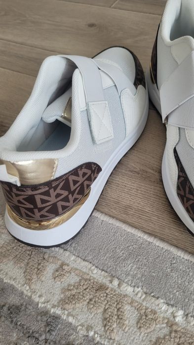 Кроссовки женские