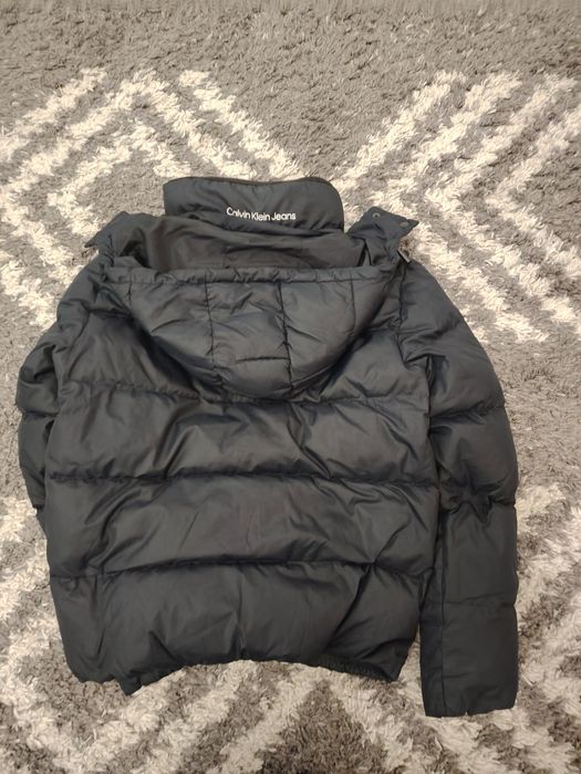 Vând geaca Calvin Klein