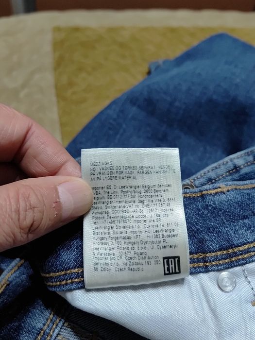 Blugi Wrangler cu etichetă