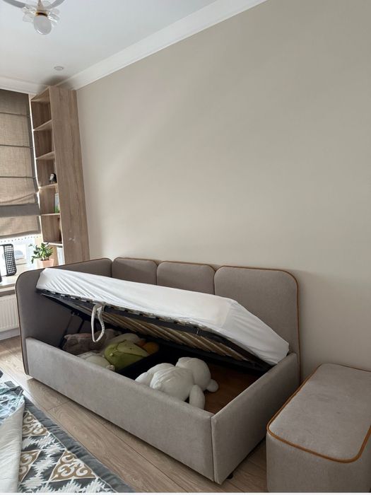 Продам детскую кровать с пуфиком размер 100х200