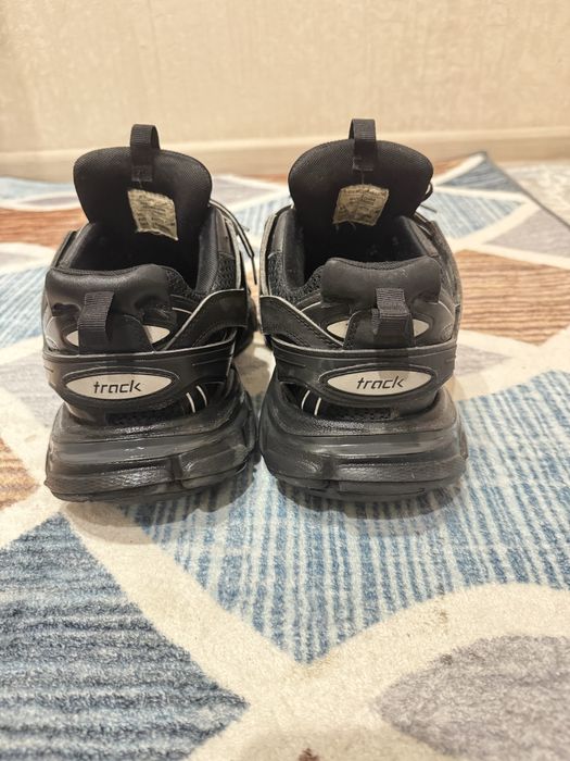 Продаю Balenciaga track 1 черные